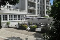 Hôtel Mercure Paris Saint Cloud Hippodrome Hôtels à proximité de : Jardin à Papillons