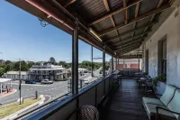 The Corner Hotel Alexandra Hotels in Eildon