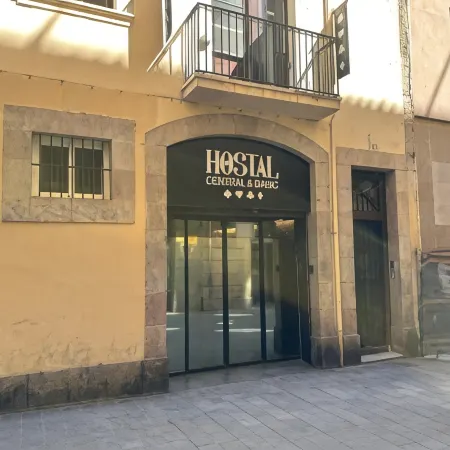Youth Hostel - Central and Basic Drassanes Отели рядом с достопримечательностью «Старый порт»