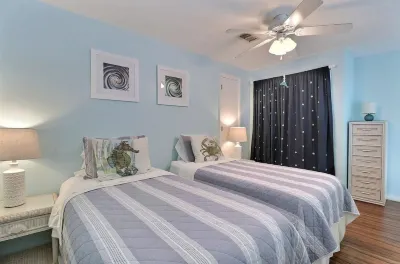 Two story Penthouse style beach condo with vaulted ceilings.  Sleeps 6 Hotel dekat Gulf State Park Nature Center