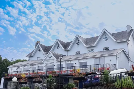 Bella Vista Hotel & Self Catering Suites Отели рядом с достопримечательностью «Cobh Cathedral»