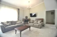 Zennova #41 Trikorfo Cottage Отели рядом с достопримечательностью «Royal Cafe-Wine Bar-Bistro»