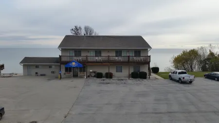 Algoma Beach Motel