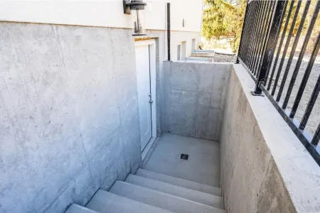 Sophisticated & Charming Guest Apartment Отели в г. Плезант Гров