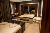 The Famous Floor Sleeps 26 and Group ACC Sleeps30