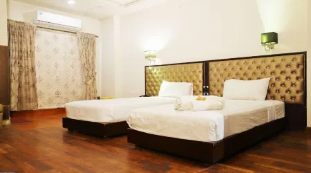 Khayyam Hotel Отели рядом с достопримечательностью «The Chenab Club»