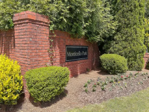 4 - Bed Home with Cali King Bed, 12 Mins to Dtwn Hotels near Delta Flight Museum