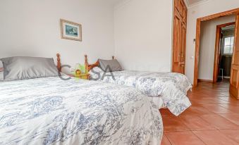 Bright 2-Bedroom Apartment with Private Patio and Communal Roof Terrace in Centr