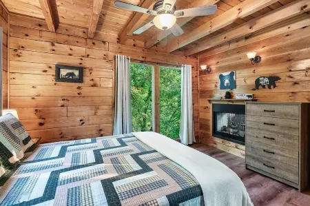 Beautiful Cozy Cabin Near Pigeon Forge with Hot Tub + Game Room + Amazing Views Отели рядом с достопримечательностью «Зоопарк Рейнфорест Адвенчерс»