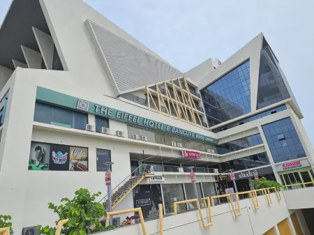 The Eiffel Hotel & Banquet Отели в г. Гандинагар