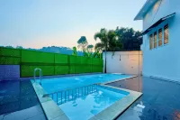 Cool Nest Pool Villa Munnar by Voye Homes - مسبح خاص