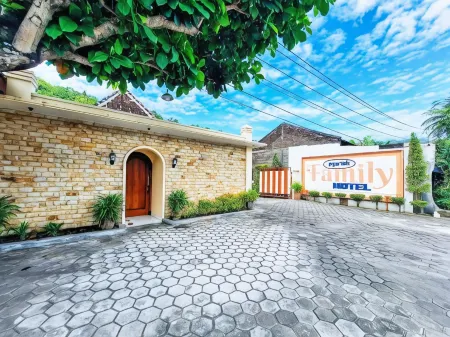 Hotel Family Syariah 1 Отели рядом с достопримечательностью «Depok Beach»