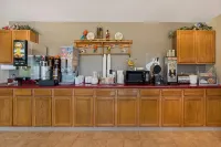 Super 8 by Wyndham Charles City