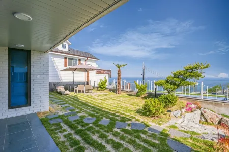 Yeongdeok White House Pension Отели рядом со станцией Jangsa Station