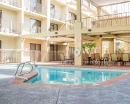 Ramada by Wyndham Tulsa Broken Arrow - Rooftop Pools