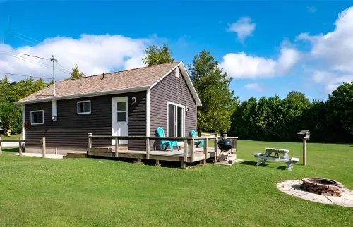 Lions Head Beach Motel & Cottages - Waterfront