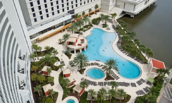 堅岩飯店及比洛克西