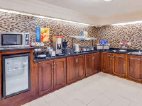 Best Western Inn  Suites of Macon マコンのホテル