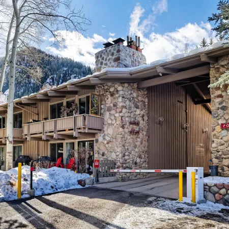 Comfortable & Modern 2 Bedroom Apartments - Right on the Slopes!
