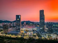 Yi Zhi. High Floor City View Huge-Screen Apartment(Shenzhen North Railway Station, Wanke Yue City) - วิว