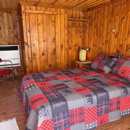 Charming Motel in Lovells 3 Bedroom 3 bath Full Kitchen feet away  AuSable River