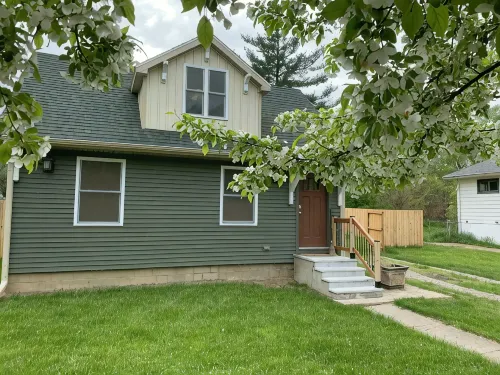 Park Right by Your Door -1 BR, 1 Bath, Full Kitchen, 1st Floor Laundry.