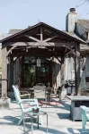 Historical and Spacious Shabby Cabin Retreat! Modern Amenities