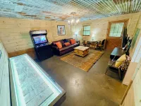 3.5 Miles to Blue Ridge + Hot Tub + Shuffleboard + Fire Pit + Arcade - シャレー