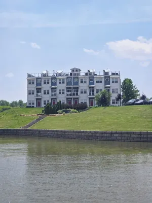 Stunning Waterfront Rooftop in Heritage Harbor Sleeps 10-11! - Homestays