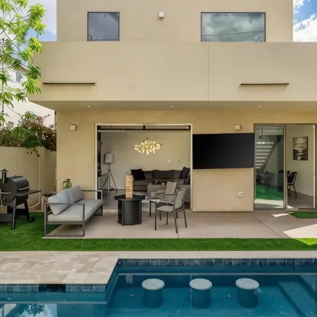 NEW AND MODERN HOME. 3BR + LOFT. Heated/Cooling pool - Sleeps 10, Near airport!