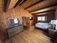Country style log cabin on private 4 acres lot minutes from downtown Saratoga - Wi-Fi