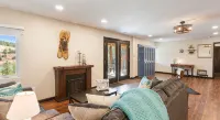 Lakefront duplex property, nicely finished. 2 bedroom and queen size hide-a-bed.
