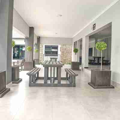 Stylish 2-Bedroom Apartment with Gym, Pool, Wi-Fi in Prime Lonehill Location. Others