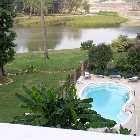 LUXURY LAKEFRONT HOME W/SWIMMING POOL & BOAT RENTALS