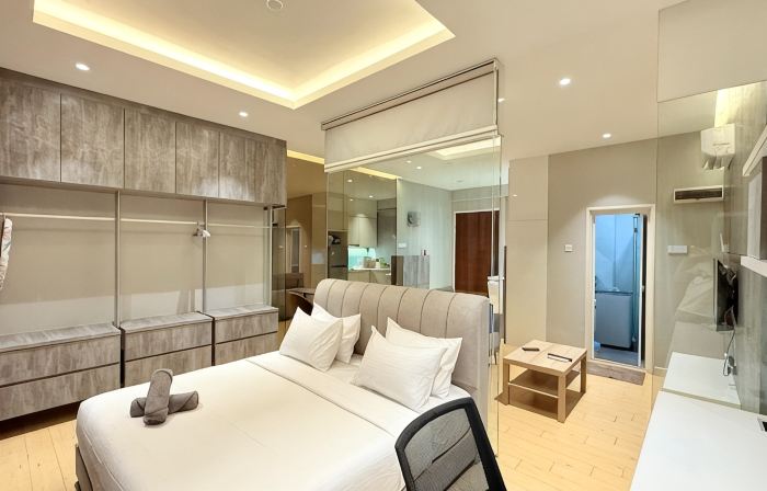 King Bed Mount Austin Palazio 2pax Luxury