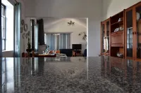View of the Sea. Large Private Garden - Free wifi - Balkon