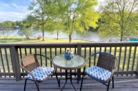 Charming 4-bedroom lake house a stone's throw from beautiful Lake Sinclair