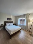 Sandy Pacific Hideaway-hot tub, smart tv, woodstove. 4 bedroom home. Florence,OR