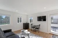 New Modern Guesthouse Retreat near Berkeley & SF - King Bed, AC, Standing Desk