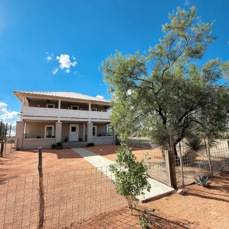 Dickson Marfa House - Spacious 7-Bedroom Vacation Rental + Events