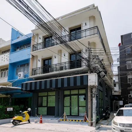 MoonhouseBKK | Boutique hotel room Отели рядом с достопримечательностью «Станция Удом Сук»