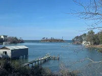 Charming studio in lovely Topping with AC, WiFi that has stunning water views!