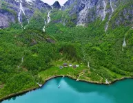 Original fjord house in its own beautiful fjord arm of the Sognefjord - Homestays