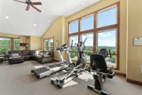 Pine Cone Lodge-Private Hot Tub, Pool Table, 2 Pools & Splash Pad, Pet Friendly!