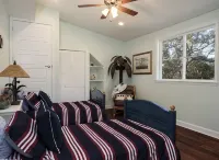 Perfect Lakefront Getaway on clear deep private lake 20 min from Gainesville - 3-Star