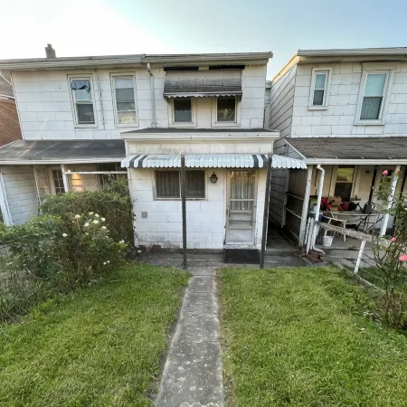 Charming 2-bedroom townhome in Coaldale close to St Lukes Hospital.