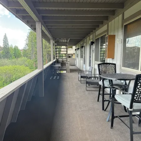 Riverfront Hot Tub, 6 Min Drive to Winter Park Resort Walking Distance Downtown.