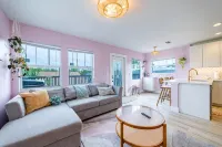 Tropical Treetop Hideaway Just a Short Walk to Beach - Apartments