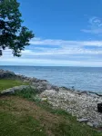 Sunset Serenity: Charming 2-bedroom cottage on picturesque Lake Ontario