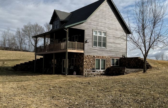 Quiet, secluded bluff top cabin with beautiful sunsets